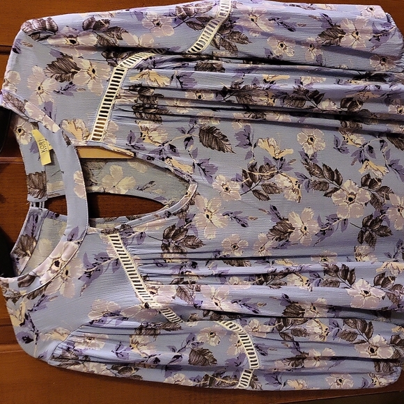 Kori NWT.....beautiful floral top.....great v in front - Picture 1 of 7